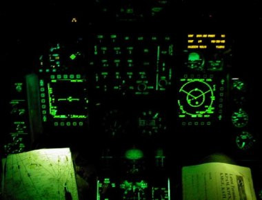 ΠΑ: Πώς πετάνε οι πιλότοι των F-16 στο απόλυτο σκοτάδι με διόπτρες NVG; (φωτό, βίντεο)